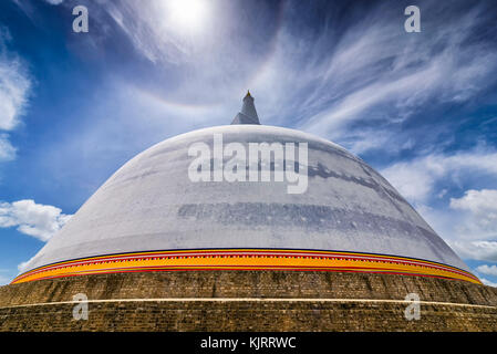 Anuradhapura, Sri Lanka - le 16 août 2017 : Avis de Ruwanwelisaya stupa, une structure hémisphérique contenant des reliques. Banque D'Images