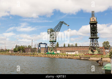 Danzig, Pologne - 7 juillet 2016 : Stocznia Gdanska usine industrielle avec les grues de chantier naval Banque D'Images