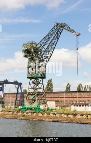 Danzig, Pologne - 7 juillet 2016 : Stocznia Gdanska usine industrielle avec les grues de chantier naval Banque D'Images
