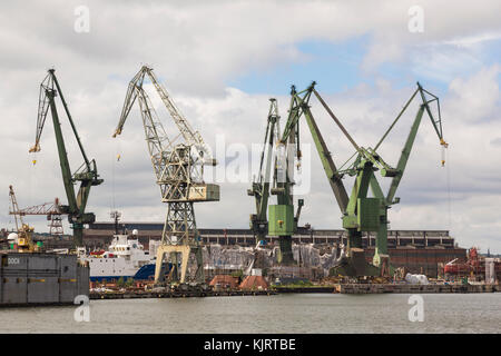 Danzig, Pologne - 7 juillet 2016 : Stocznia Gdanska usine industrielle avec les grues de chantier naval Banque D'Images