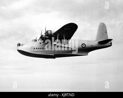 Sunderland prototype bateau volant volant au-dessus d'une rivière. Le Coastal Command. WW2 Banque D'Images
