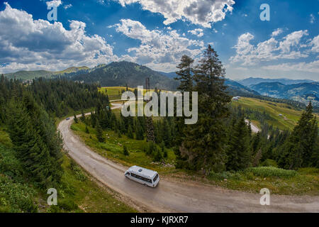 L'Adjarie, Géorgie - 08 août 2017 : minibus touristiques dans les montagnes de la Géorgie Banque D'Images