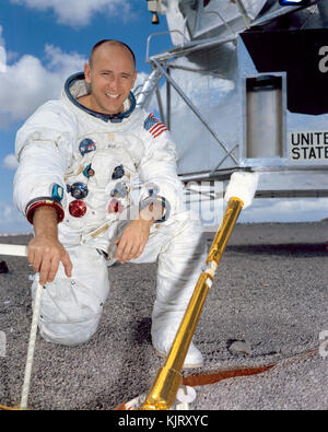 Nasa Apollo 12 mission d'atterrissage lunaire premier membre d'équipage l'astronaute Alan Bean pose devant le module lunaire dans une combinaison spatiale au Centre spatial Kennedy en septembre 1969 Merritt Island, en Floride. (Photo de la nasa photo via planetpix) Banque D'Images