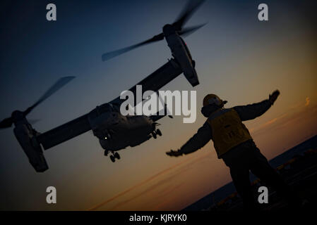 Un corps des marines mv-22b osprey assault support appareil atterrit à bord de la marine américaine de la classe Wasp navire d'assaut amphibie USS Iwo Jima au coucher du soleil, le 19 novembre 2017 dans l'océan atlantique. (Photo par dary m. patten via planetpix) Banque D'Images