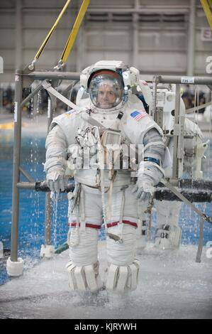 La navette spatiale Atlantis de la nasa la station spatiale internationale mission sts-135 premier astronaute américain membre de l'équipage des trains rex walheim dans un simulateur de sous-marin sortie dans la microgravité au Johnson Space Center laboratoire de flottabilité neutre le 13 juin 2011 à Houston, Texas. (Photo de Robert markowitz par planetpix) Banque D'Images