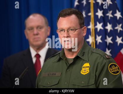 La patrouille frontalière américaine sous-chef Scott chance parle lors d'une conférence de presse sur l'opération Raging Bull au siège de glace le 15 novembre 2017 à Washington, DC. (Photo par Glenn fawcett par planetpix) Banque D'Images