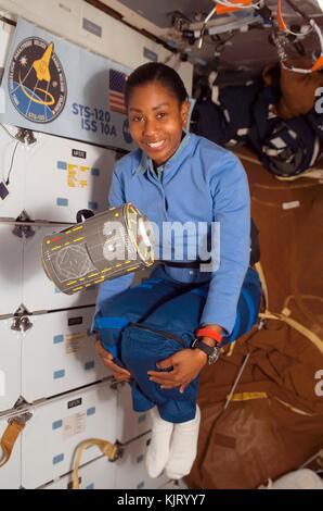 La mission STS-120 de la nasa, premier astronaute de l'équipage Stephanie Wilson flotte à côté d'un modèle de l'harmonie dans le compartiment intermédiaire de la navette spatiale Discovery amarrée à la station spatiale internationale le 29 octobre 2007 dans l'orbite de la terre. (Photo de la nasa photo via planetpix) Banque D'Images