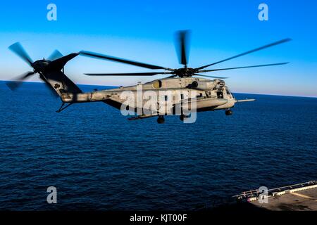 Un corps des marines américains ch-53e super stallion terres d'hélicoptère sur le pont d'envol à bord de la marine américaine de la classe Wasp navire d'assaut amphibie USS Iwo Jima le 20 novembre 2017 dans l'océan atlantique. (Photo de jon sosner via planetpix) Banque D'Images