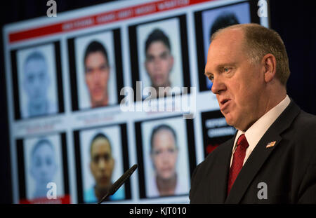 U.s. Immigration and Customs Enforcement (ICE) directeur adjoint Thomas homan parle lors d'une conférence de presse sur l'opération Raging Bull au siège de glace le 15 novembre 2017 à Washington, DC. (Photo par Glenn fawcett par planetpix) Banque D'Images