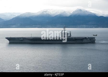 La garde nationale américaine Un hélicoptère CH-47 Chinook atterrit sur la plate-forme de vol à bord de la marine américaine de classe nimitz porte-avions USS John C. Stennis, 16 novembre 2017 dans le détroit de Juan de Fuca. (Photo par joseph l. miller via planetpix) Banque D'Images