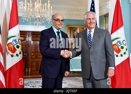 Le ministre péruvien des Affaires étrangères Victor Ricardo Luna Mendoza (à gauche) accueille le secrétaire d'État américain Rex Tillerson au département d'État américain le 21 novembre 2017 à Washington, DC. (Photo du département d'État photo via Planetpix) Banque D'Images