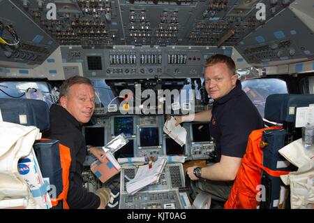 La mission STS-133 de la nasa le premier équipage les astronautes Steve lindsey (à gauche) et Eric boe travaux dans le poste de pilotage de la navette spatiale Discovery le 7 mars 2011 dans l'orbite de la terre. (Photo de la nasa photo via planetpix) Banque D'Images