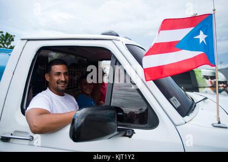 Les résidents de Porto Rico local pick up de l'eau de la rivière purifiée des soldats de l'armée américaine pendant les efforts de secours à la suite du cyclone maria le 28 octobre 2017 à campo rico, Carolina, puerto rico. (Photo par Nicholas dutton via planetpix) Banque D'Images