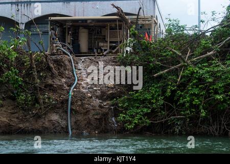 Les soldats de l'armée américaine de purifier l'eau de rivière pour les résidents de Porto Rico au cours d'efforts de secours à la suite du cyclone maria le 28 octobre 2017 à campo rico, Carolina, puerto rico. (Photo par Nicholas dutton via planetpix) Banque D'Images