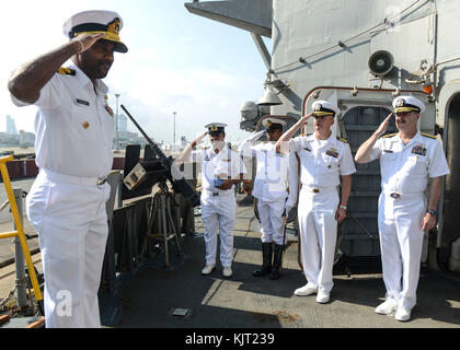 Salut les marins de l'US Navy la marine sri-lankaise directeur des opérations navales sanjeewa dias comme il arrive à bord de la marine américaine de classe Ticonderoga croiseur lance-missiles USS Princeton le 28 octobre 2017 à Colombo, Sri Lanka. (Photo par Holly herline via planetpix) Banque D'Images
