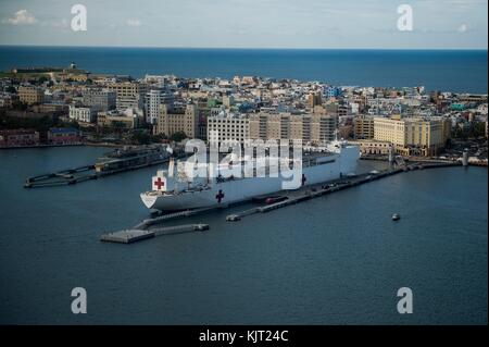 La marine américaine Mercy-class navire-hôpital USNS Comfort quais de port pendant les efforts de secours à la suite du cyclone maria le 31 octobre 2017 à San Juan, Porto Rico. (Photo par larry e. planetpix jr reid. via) Banque D'Images