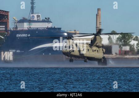 Les soldats de l'armée chilienne aux États-Unis et effectuer une helocast depuis un hélicoptère plus grand lac au cours de l'exercice Southern Mississippi grève à l'air national guard préparation au combat le 25 octobre, 2017 centre de Gulfport, Mississippi. (Photo de kristen heller par planetpix) Banque D'Images