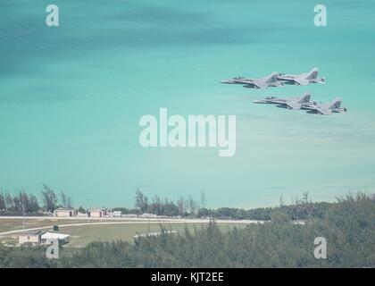 Quatre corps des marines américains f/a-18c hornet jet avions volent en formation sur l'île de wake lors d'un événement du patrimoine de la marine américaine le 25 octobre 2017 dans l'océan pacifique. (Photo par Conor minto via planetpix) Banque D'Images