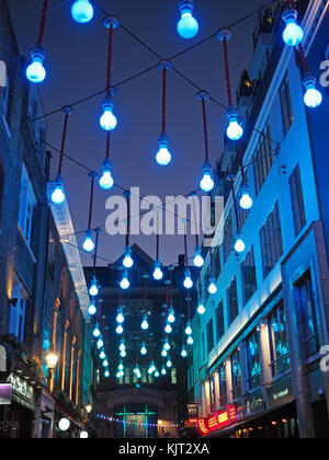 Voir regardant les belles lumières de Noël suspendus dans Ganton Street Carnaby Street London 2017 né Banque D'Images