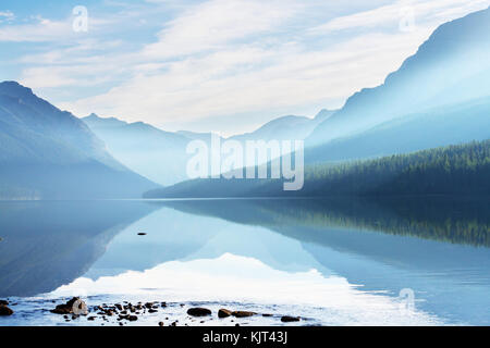 Beau lac bowman avec réflexion des spectaculaires montagnes dans le Glacier National Park, Montana, USA. filtre instagram. Banque D'Images