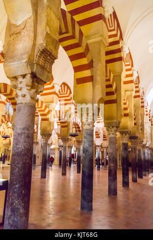 Arches horseshoe wisigothique, intérieur de Mosque-Cathedral, Mezquita-Catedral. Cordoue, Andalousie, Espagne Banque D'Images