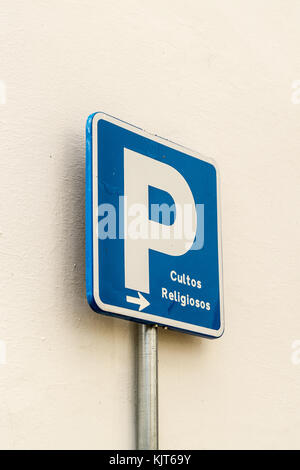 Panneau indiquant parking réservé à l'extérieur des fidèles d'une église, Cordoue, Andalousie, Espagne Banque D'Images