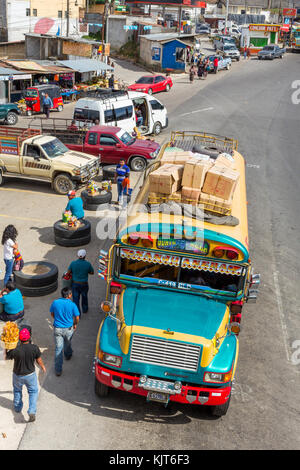 Arrêt du bus de poulet à la sortie | Los Encuentros | Guatemala Banque D'Images