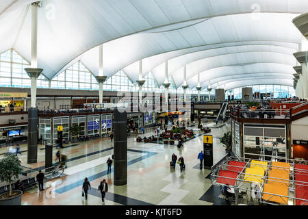 Avec l'intérieur de toit en fibre de verre (conçu par Fentress Bradburn Architects), Jeppesen aérogare, l'Aéroport International de Denver (DIA), Denver, Banque D'Images