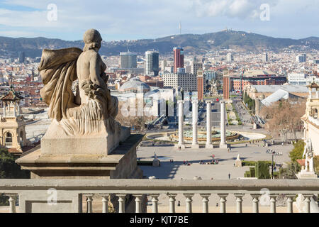 Vue depuis Montjuic à Plaza de Espana y compris les quatre colonnes et les tours vénitiennes à Barcelone, Espagne Banque D'Images