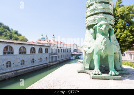 Vue depuis le pont sur le dragon de la rivière Ljubljanica avec dragon détails dans lampadaires à Ljubljana, Slovénie Banque D'Images