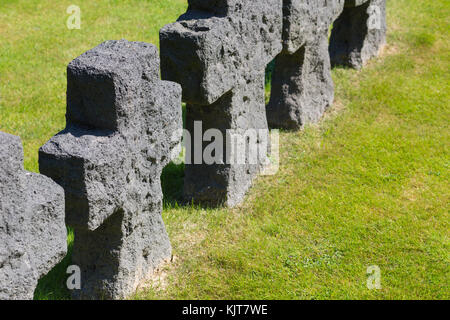 Croix noires et des pierres tombales sur la seconde guerre mondiale cimetière allemand 2 pour commémorer les soldats morts à la Cambe, Normandie, France Banque D'Images