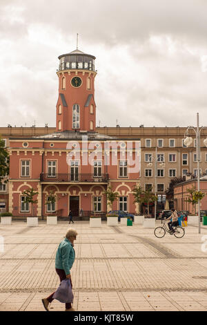 Vue sur le Bieganskiego qui est la place principale de la ville de Czestochowa en Pologne à la recherche en direction de l'hôtel de ville et musée Banque D'Images