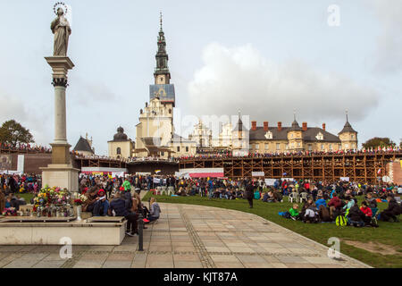 Les jeunes et les enfants de l'école se sont réunis pour un événement au monastère de Jasna Gora, le sanctuaire de Notre Dame de Czestochowa en Pologne Banque D'Images