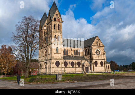 L'église de St Lambertus qui doit être démoli en 2018, comme c'est le village tout entier pour faire place à la mine de lignite, Schalkenmehren, NRW, Allemagne. Banque D'Images