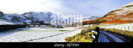 Au cours de la neige dans les montagnes et peu de Langdale tarn langdale Banque D'Images