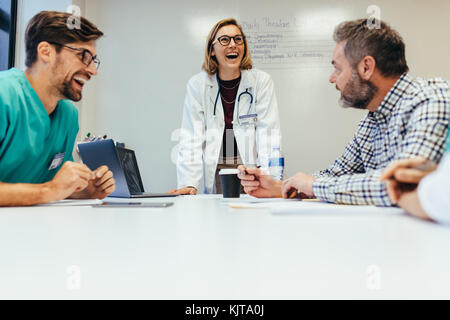 Heureuse équipe de professionnels de la santé au cours de sourire réunion. Réunion du personnel à l'hôpital. Banque D'Images