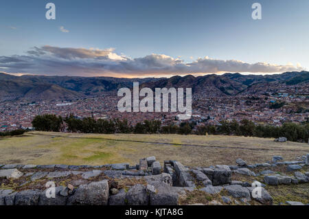 Photo prise en août 2017 au Pérou, Amérique du Sud : vue sur Cusco Pérou pendant le coucher du soleil. Vue panoramique de Saqsaywaman ou ruines inca de Sacsayhuaman. Banque D'Images