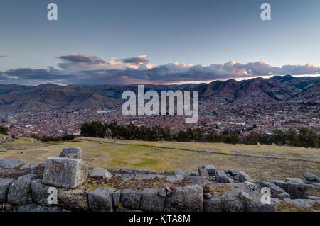 Photo prise en août 2017 au Pérou, Amérique du Sud : vue sur Cusco Pérou pendant le coucher du soleil. Vue panoramique de Saqsaywaman ou ruines inca de Sacsayhuaman. Banque D'Images