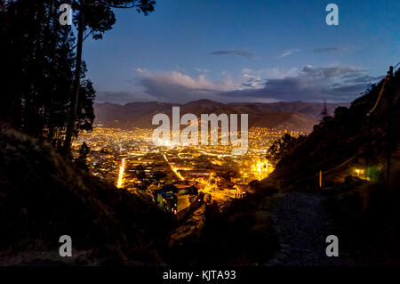 Photo prise en août 2017 au Pérou, Amérique du Sud : Scène de nuit Cusco au Pérou. Vue panoramique de Saqsaywaman ou ruines inca de Sacsayhuaman Banque D'Images