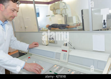 Male doctor using machine irm à l'hôpital Banque D'Images