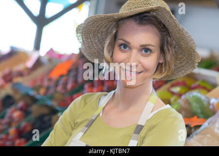 Smiling personnel féminin dans la section bio de supermarché Banque D'Images