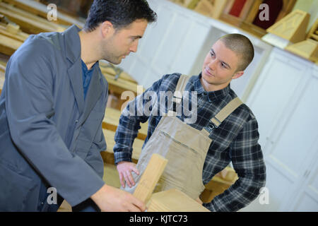 Apprenti charpentier et montage d'une cuisine Banque D'Images