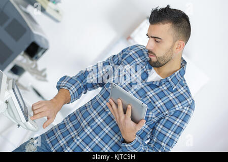 Businessman giving commande d'impression digital tablet in office Banque D'Images