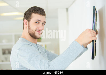 Cadre photo mettant l'homme au mur Banque D'Images