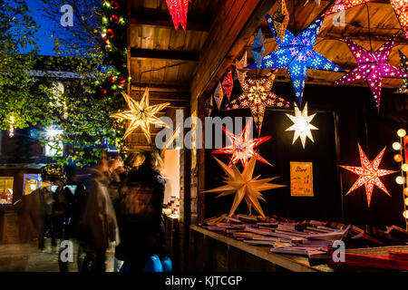 Un étal de marché de Noël à York, vendant des décorations en forme d'étoile. Banque D'Images