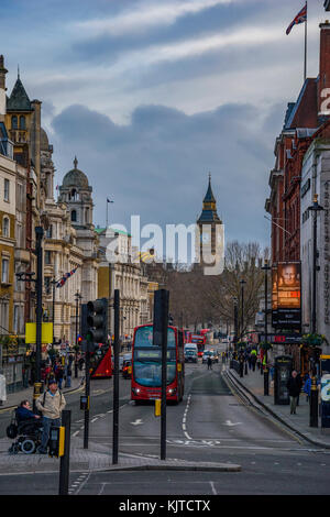 Architecture et Bâtiments et la circulation de la rue dans une journée typique dans le centre de la ville de Londres. Vue urbaine, centré, le célèbre Big Ben. Londres, Angleterre, Royaume-Uni. Banque D'Images