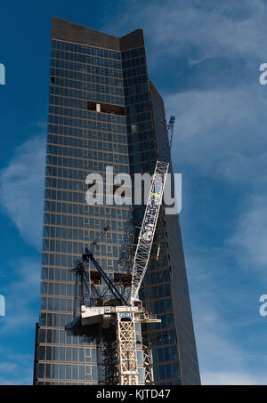 Le démontage de la grue de construction sur Yarra's Edge une tour résidentielle Melbourne Australie Victoria Banque D'Images