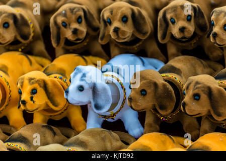 De nombreux jouets pour chiens en plastique avec différentes couleurs sont en vente pour décrochage Banque D'Images