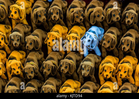 De nombreux jouets pour chiens en plastique avec différentes couleurs sont en vente pour décrochage Banque D'Images