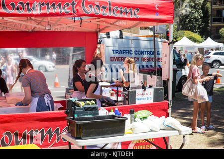 Turkish Gourmet Gozleme Food Stall vendant ce célèbre plat salé de pain plat à Sydney, en Australie, le personnel servant les clients avec des plats chauds Banque D'Images